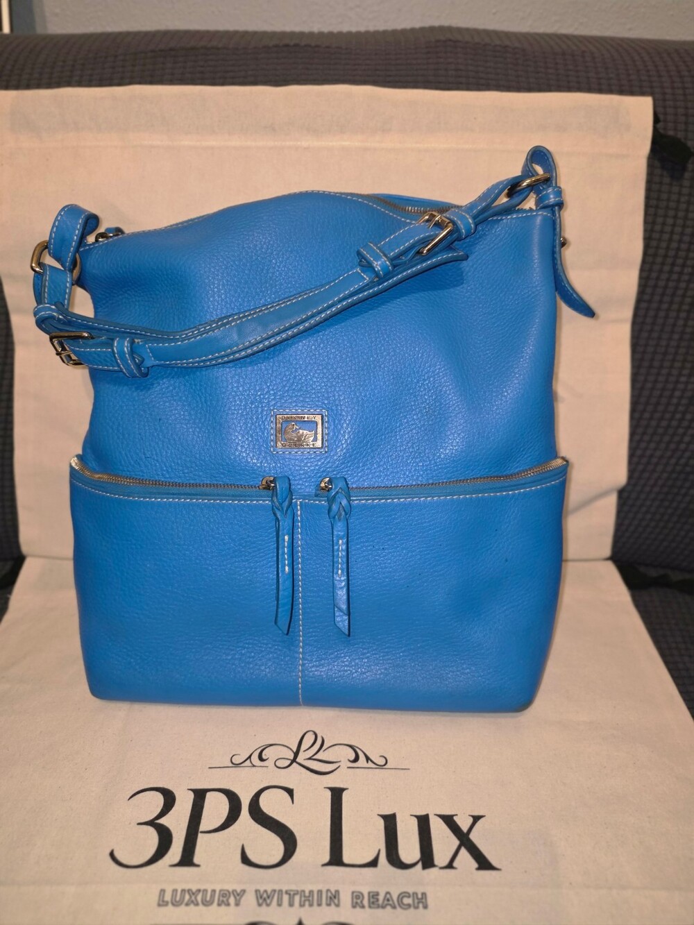 Dooney & Bourke Dillen II Medium Zipper Pocket Sac/Hobo (photo-attributed)